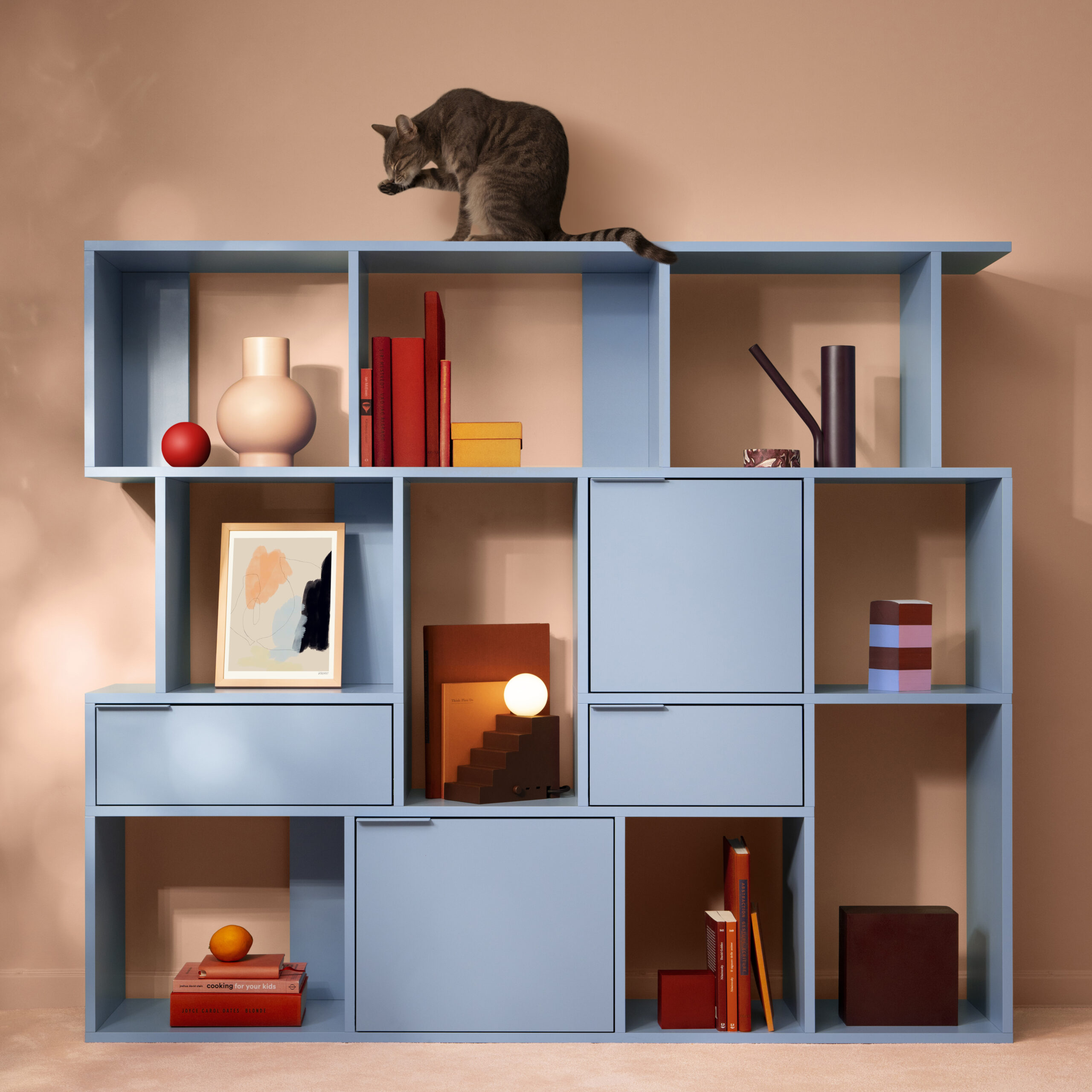 Table lamp STAIR in bookshelf