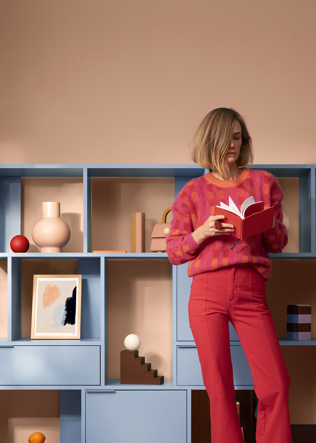Tekla Evelina Severin with the design lamp STAIR for Oblure