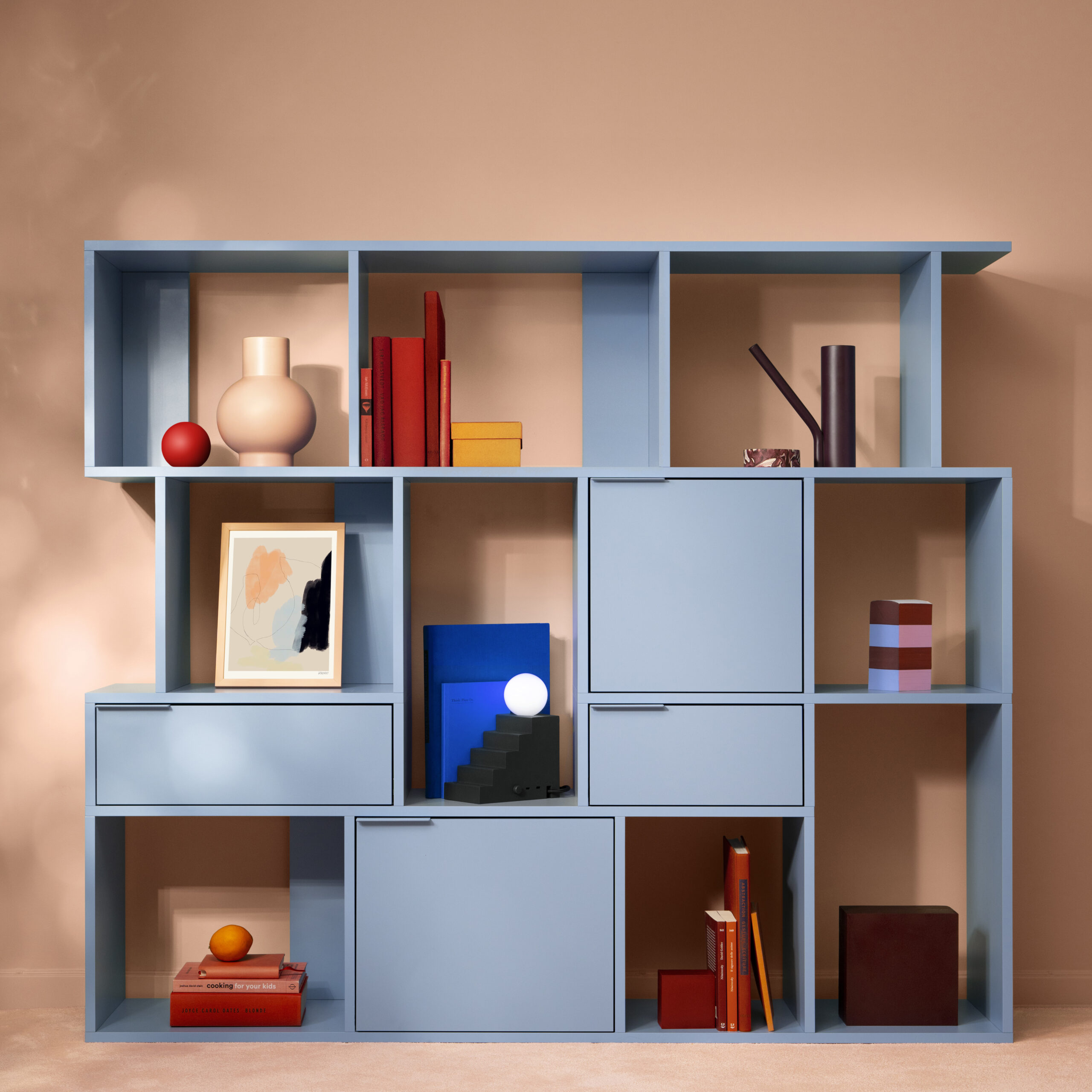 Table lamp STAIR in bookshelf